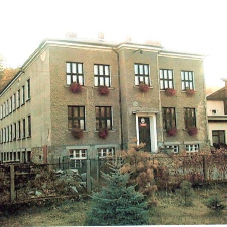 Biblioteka w dawnym budynku Szkoły Podstawowej, obecnie Gimnazjum